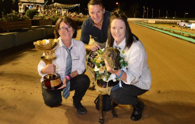 Dyna Patty with trainer Andrea Dailly, handler Korrie Heinrich (Andrea’s daughter) and AFL games record holder, Brent ‘Boomer’ Harvey.