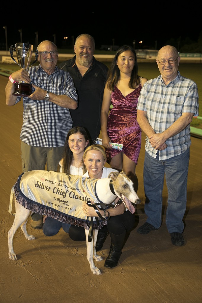 Out Of Range with (standing from left) owners Michael and Darren Puleio, Gloria Cheng of Feikuai Greyhounds, Kelvin Jones, Holly and Seona Thompson. Photos by Bluestream Pictures.