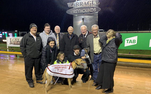 Henessey Venom and trainer Kerry Houlahan with Warragul GRC committee members along with friends and family of the late Simon Benson. Photos by: Molly Haines.