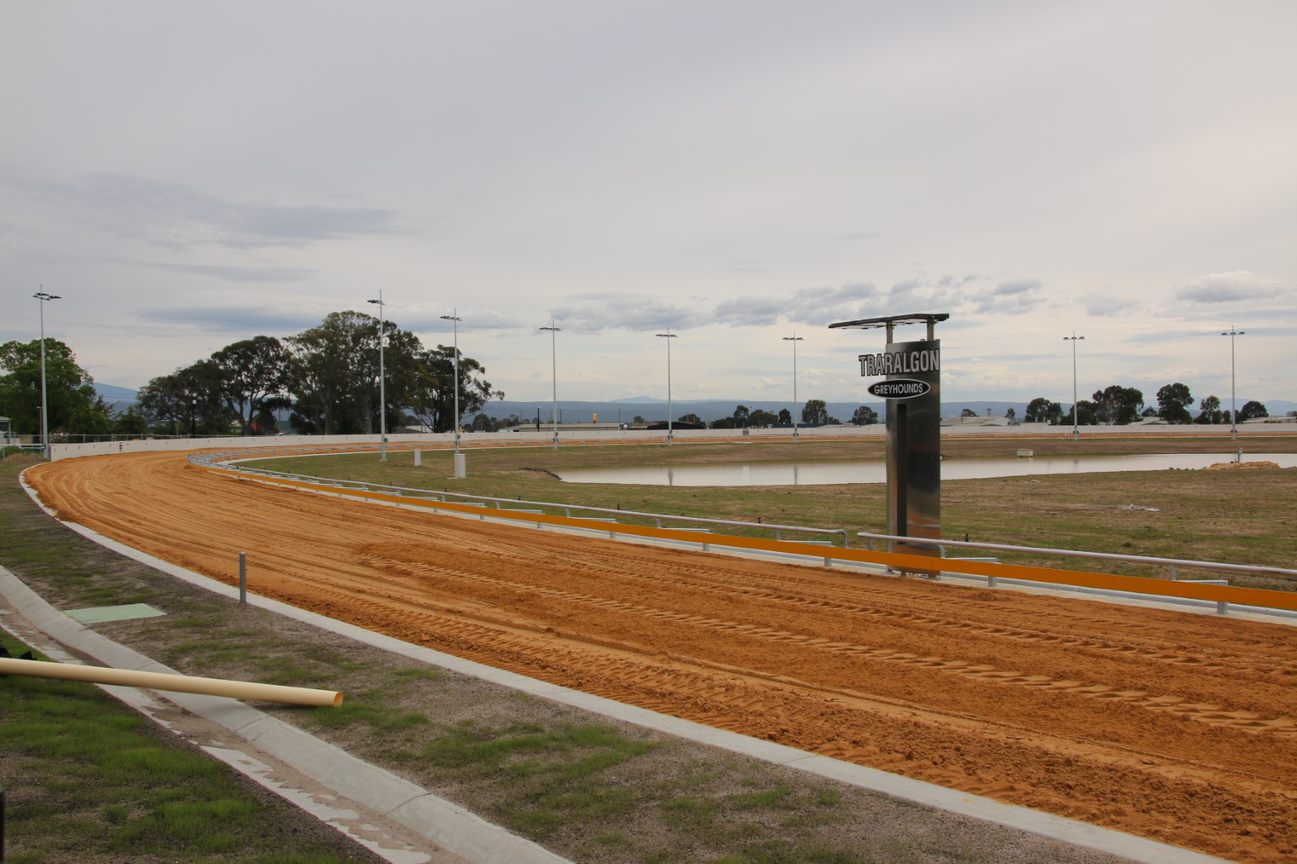 Traralgon’s JCurve powers to the finish line