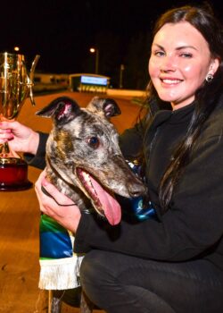 Knicks Bale with trainer Samantha Grenfell and the Hume Cup trophy.